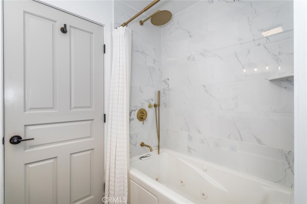 6525 Woodman Avenue 11