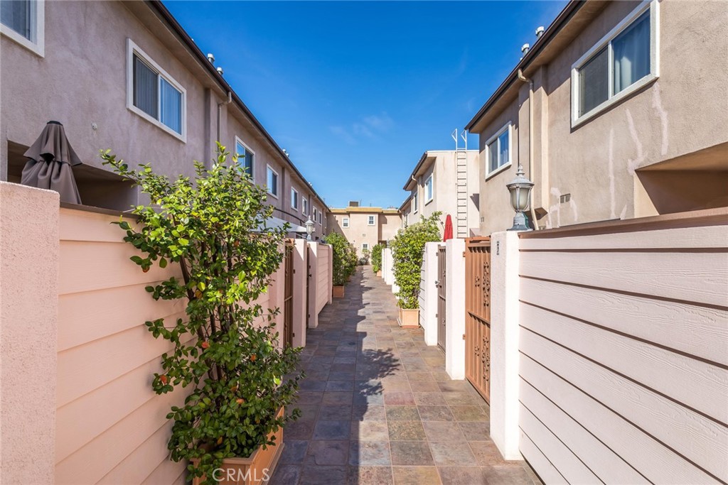 6525 Woodman Avenue 11