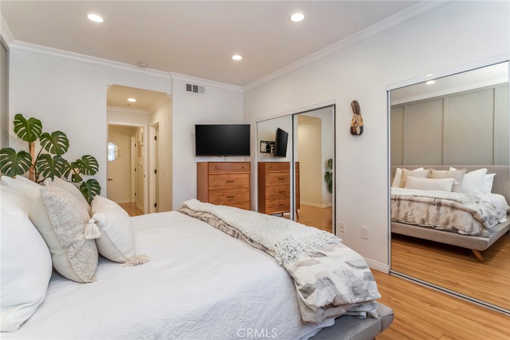 6525 Woodman Avenue 11