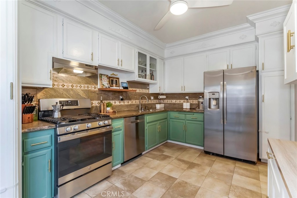 6525 Woodman Avenue 11