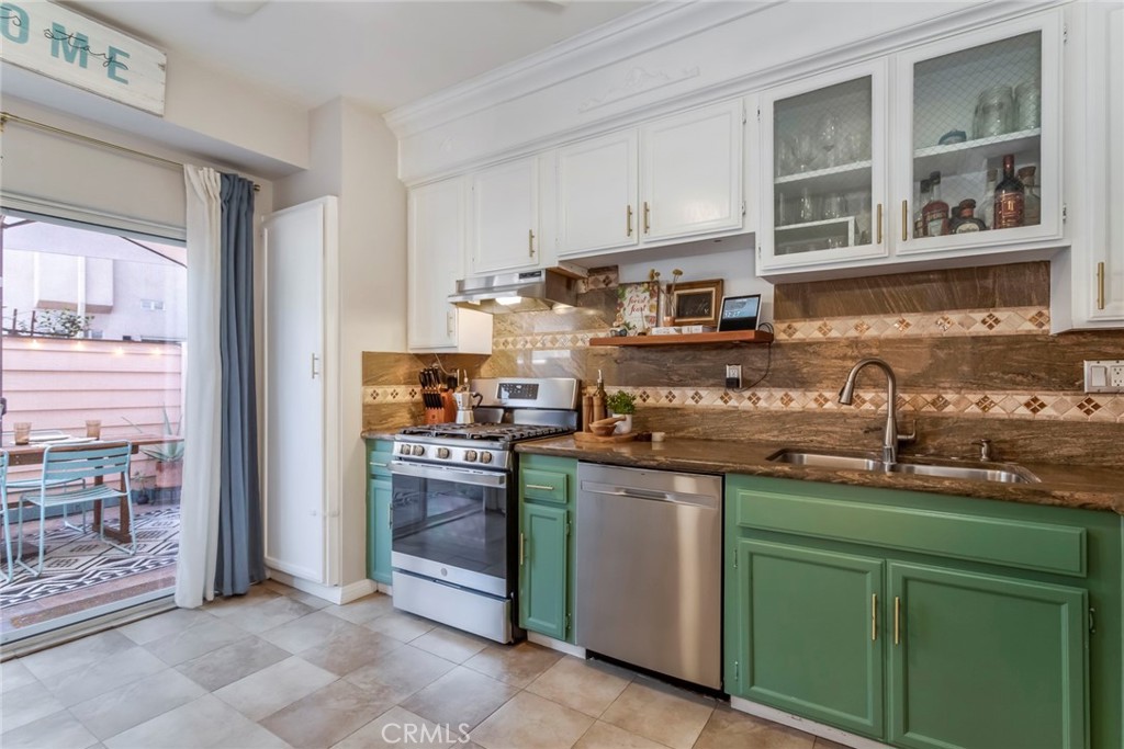 6525 Woodman Avenue 11