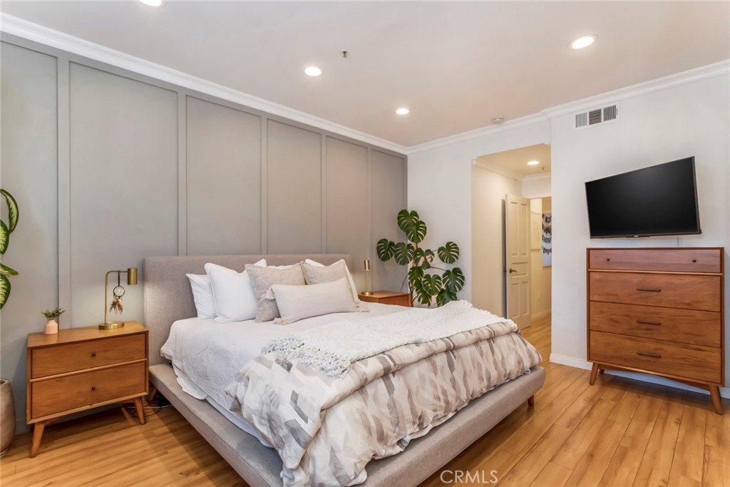 6525 Woodman Avenue 11