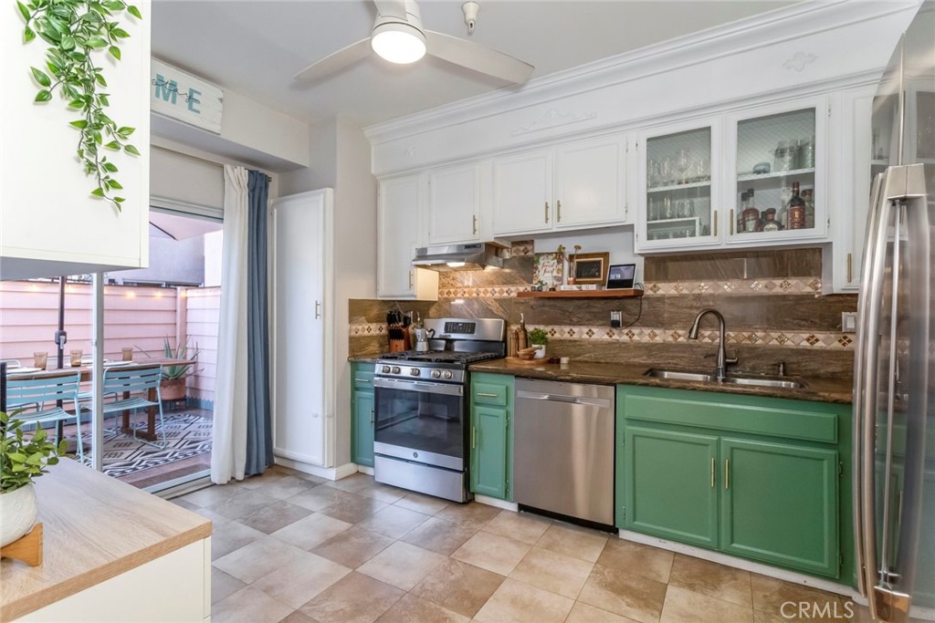 6525 Woodman Avenue 11