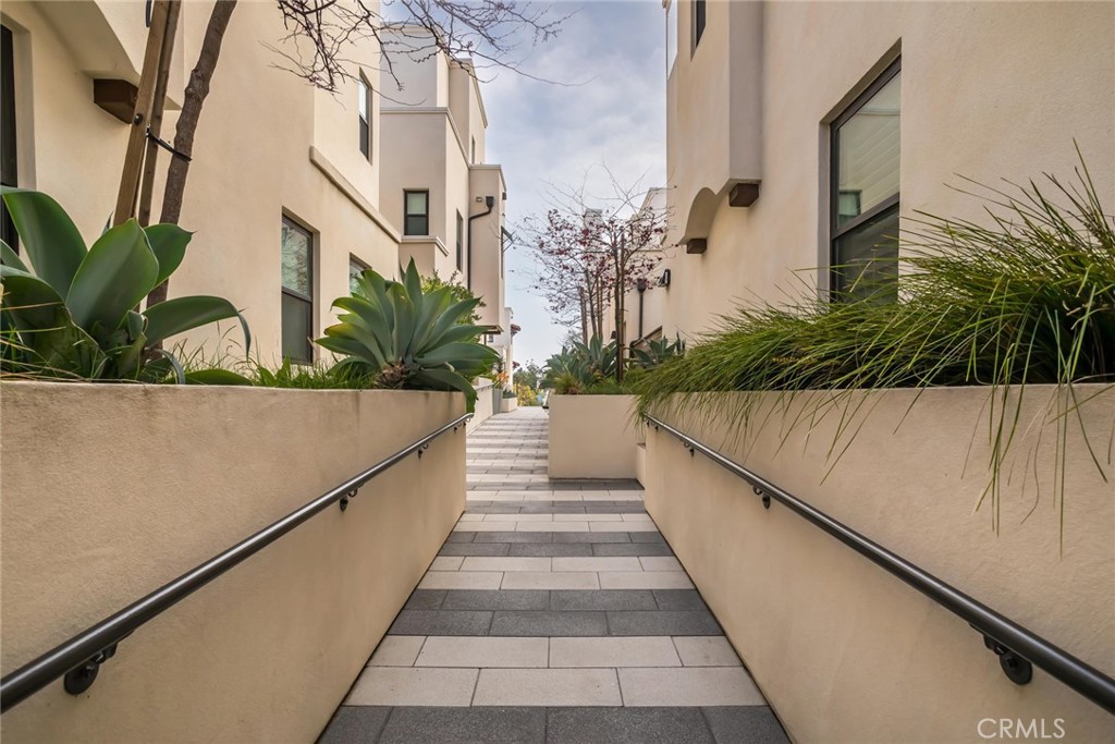 1530 E Thompson Boulevard