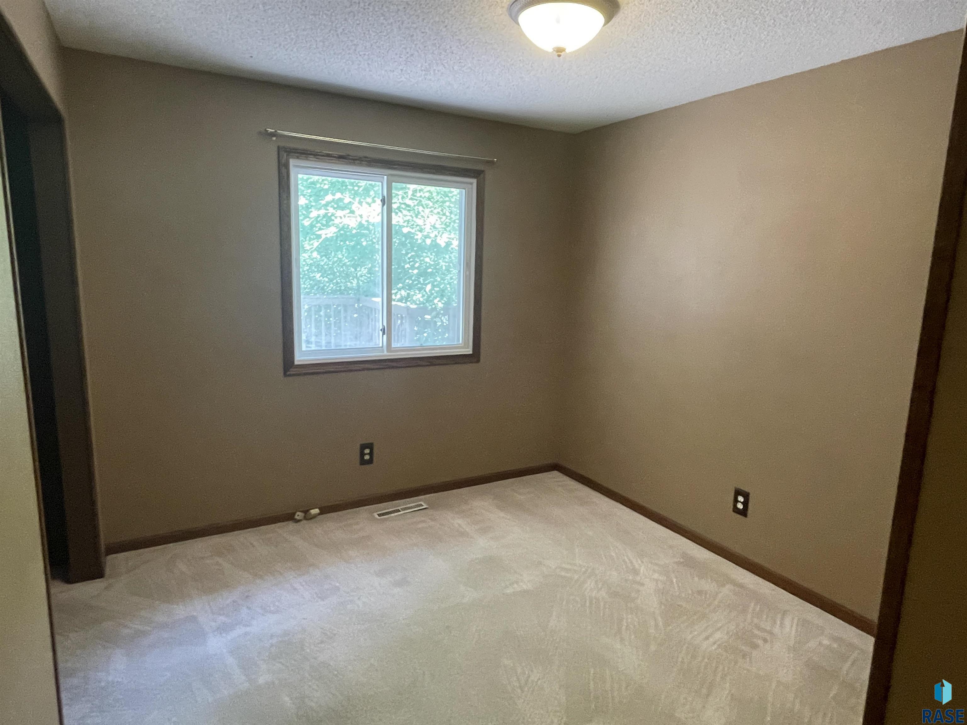 2204 S Fox Trl