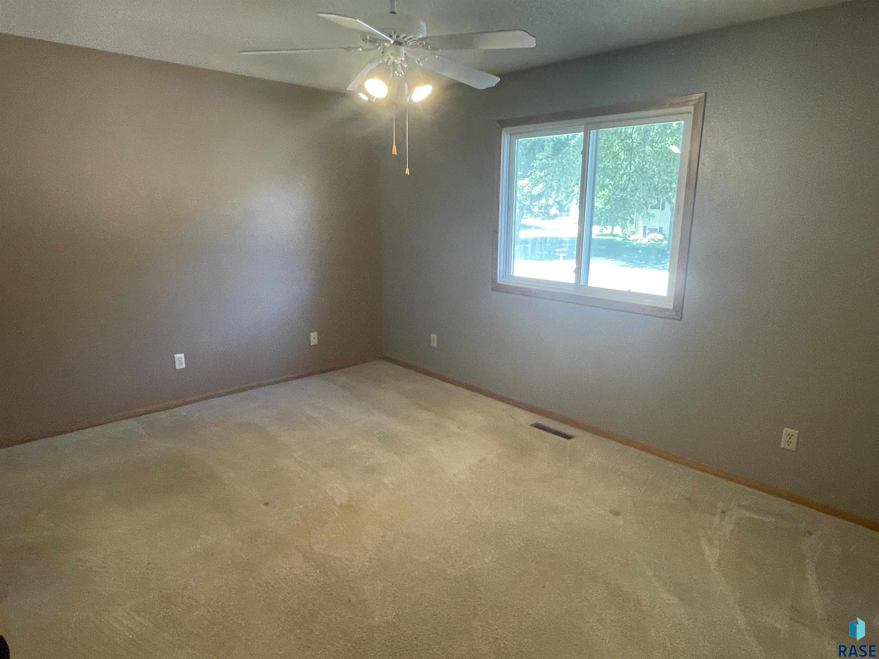 2204 S Fox Trl