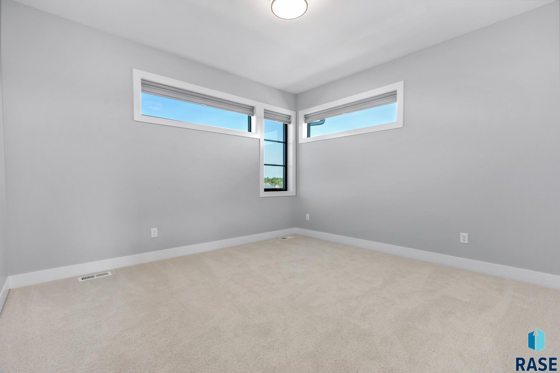 112 N Harvest Hill Cir