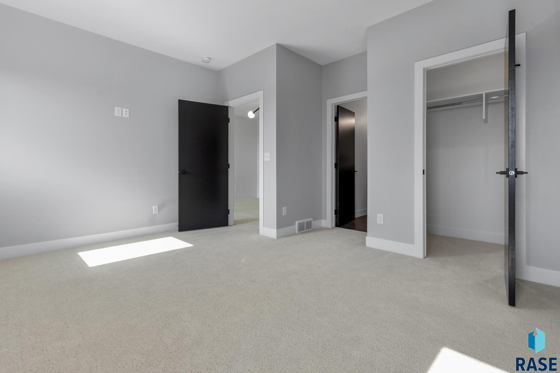112 N Harvest Hill Cir