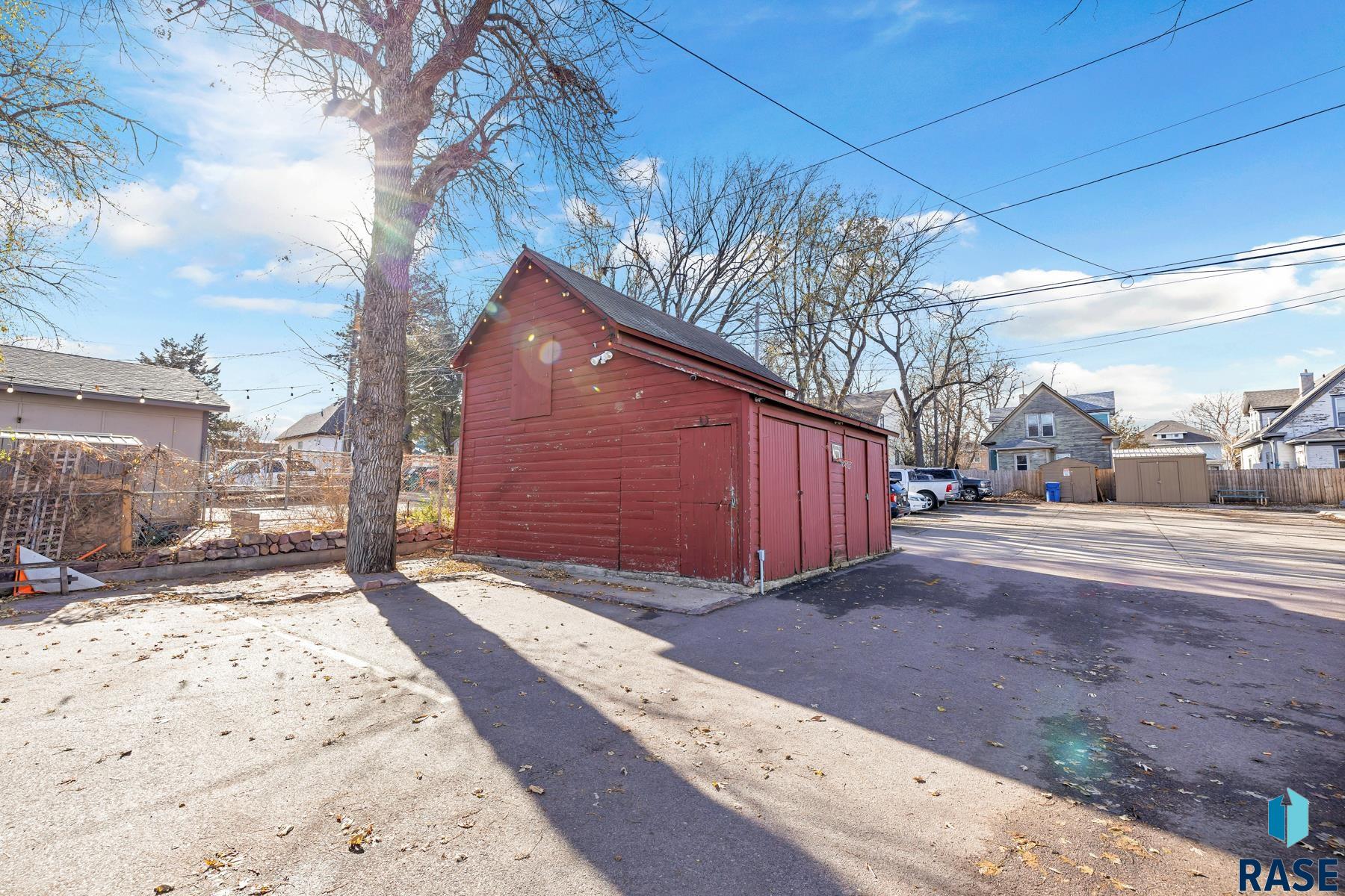 215 E 14th St