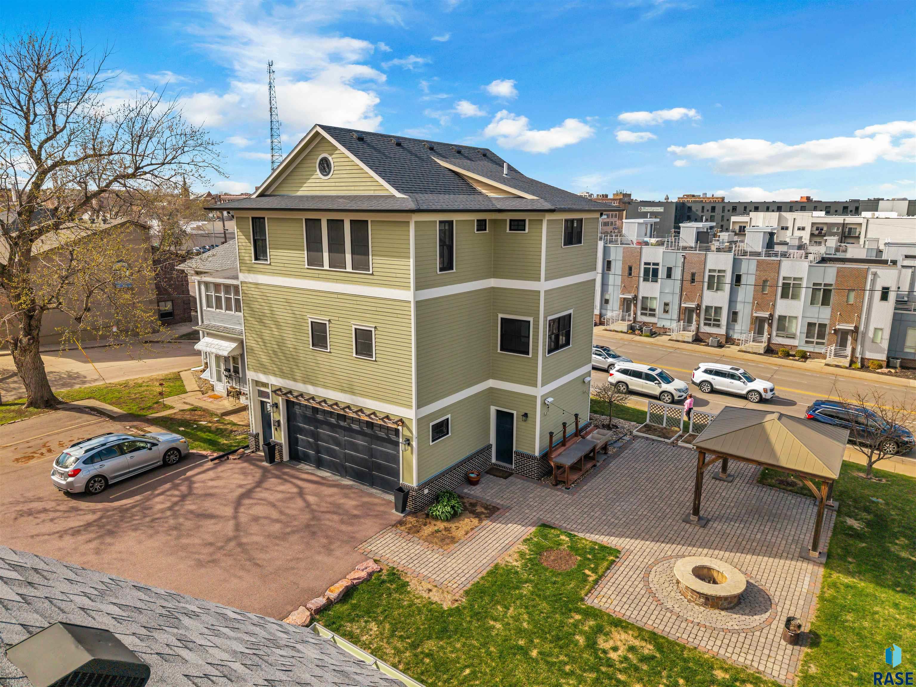 221 E 14th St