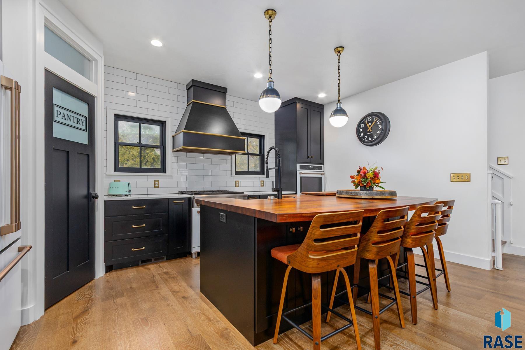 221 E 14th St