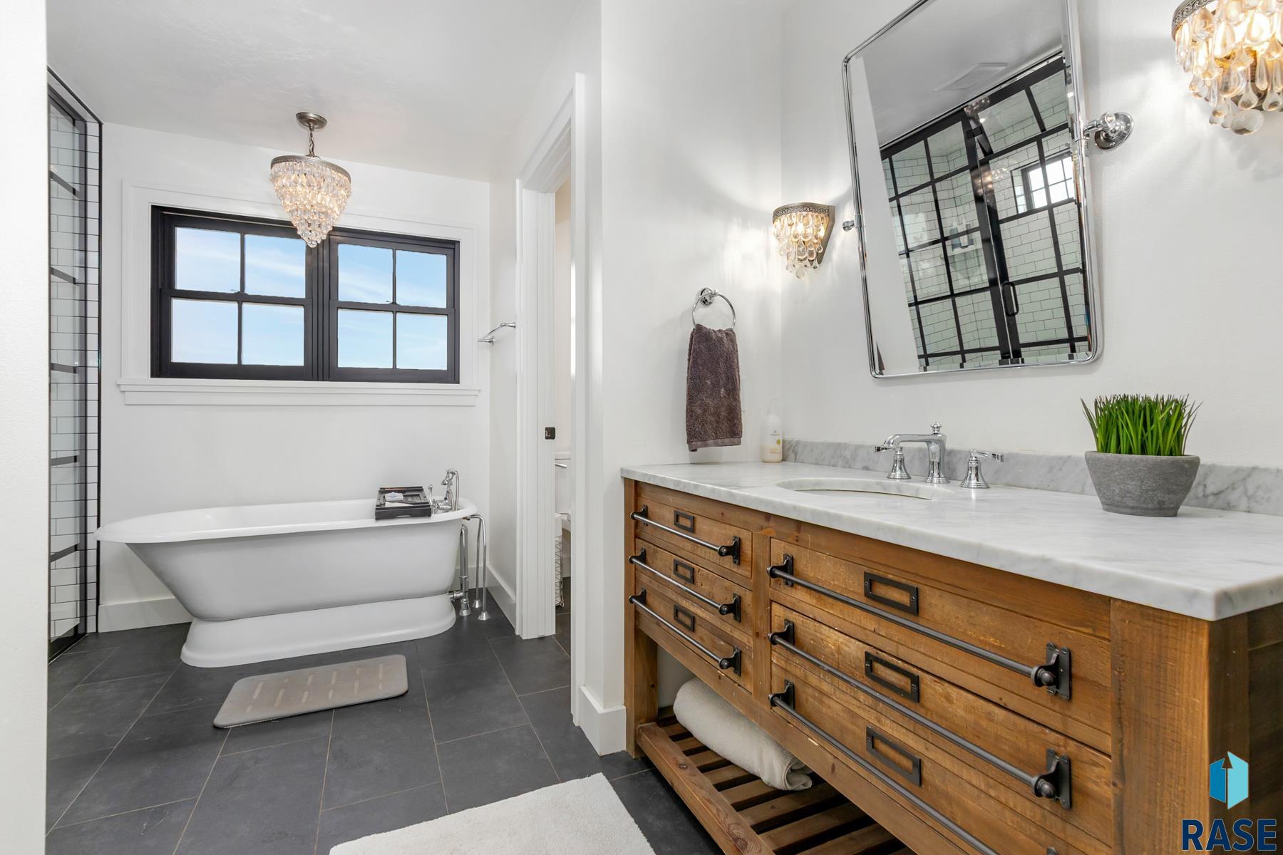 221 E 14th St