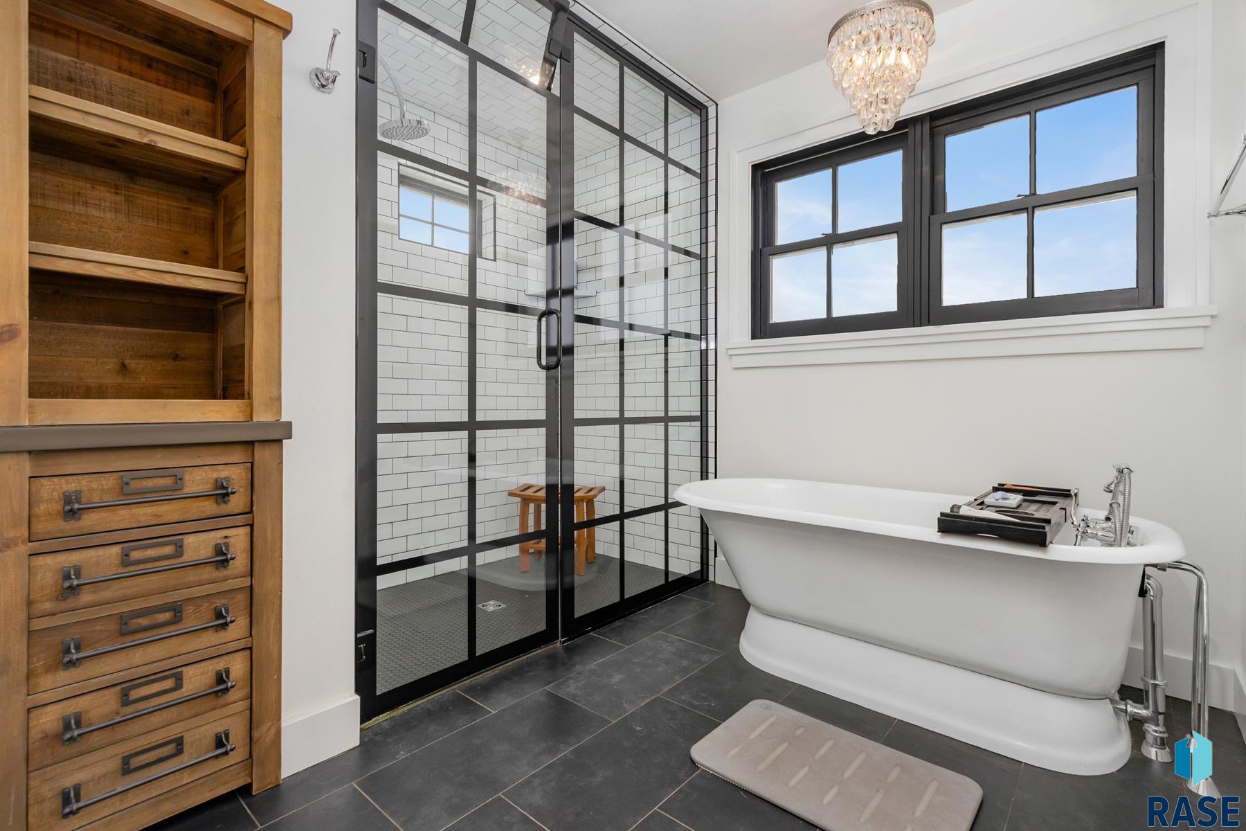 221 E 14th St