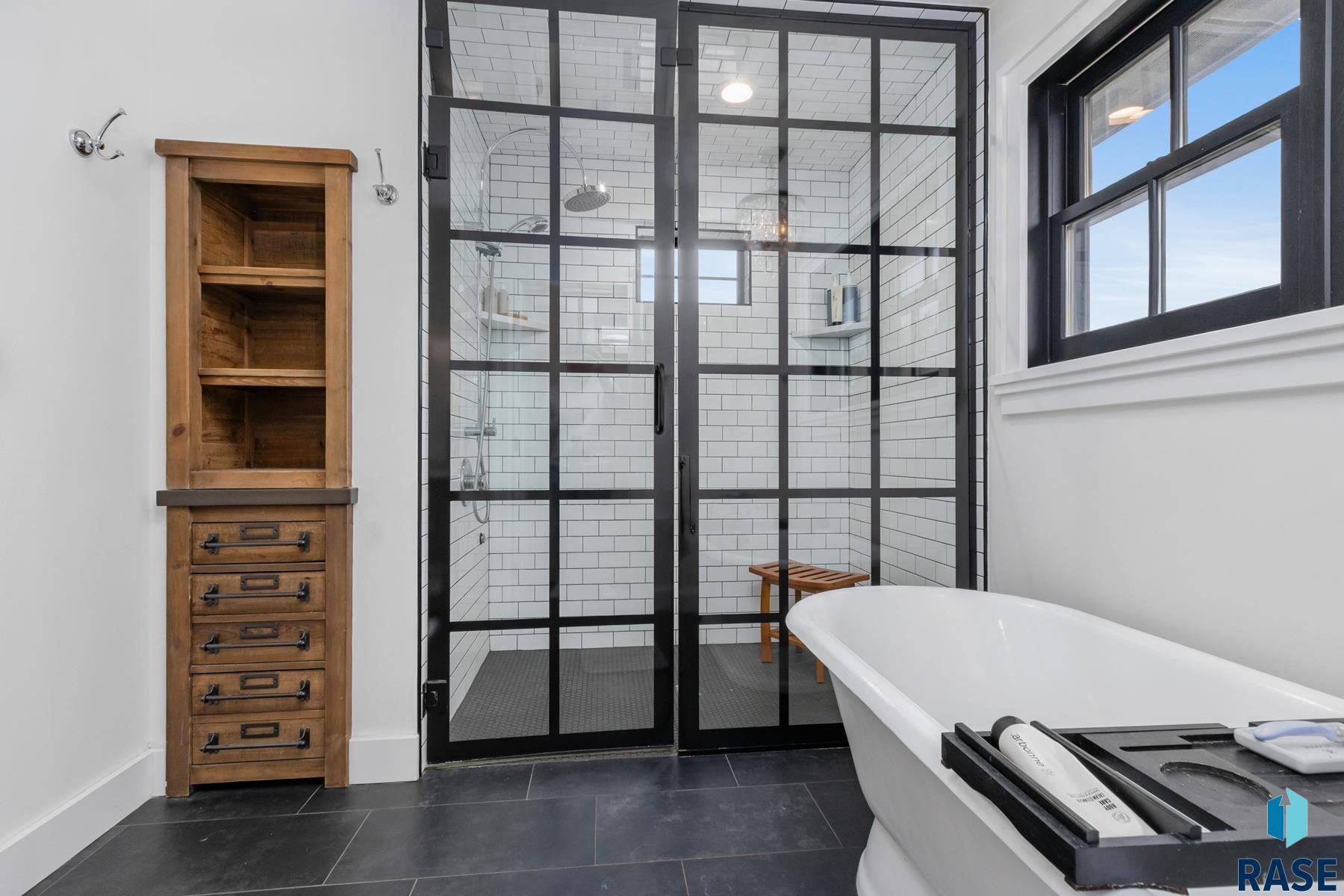 221 E 14th St