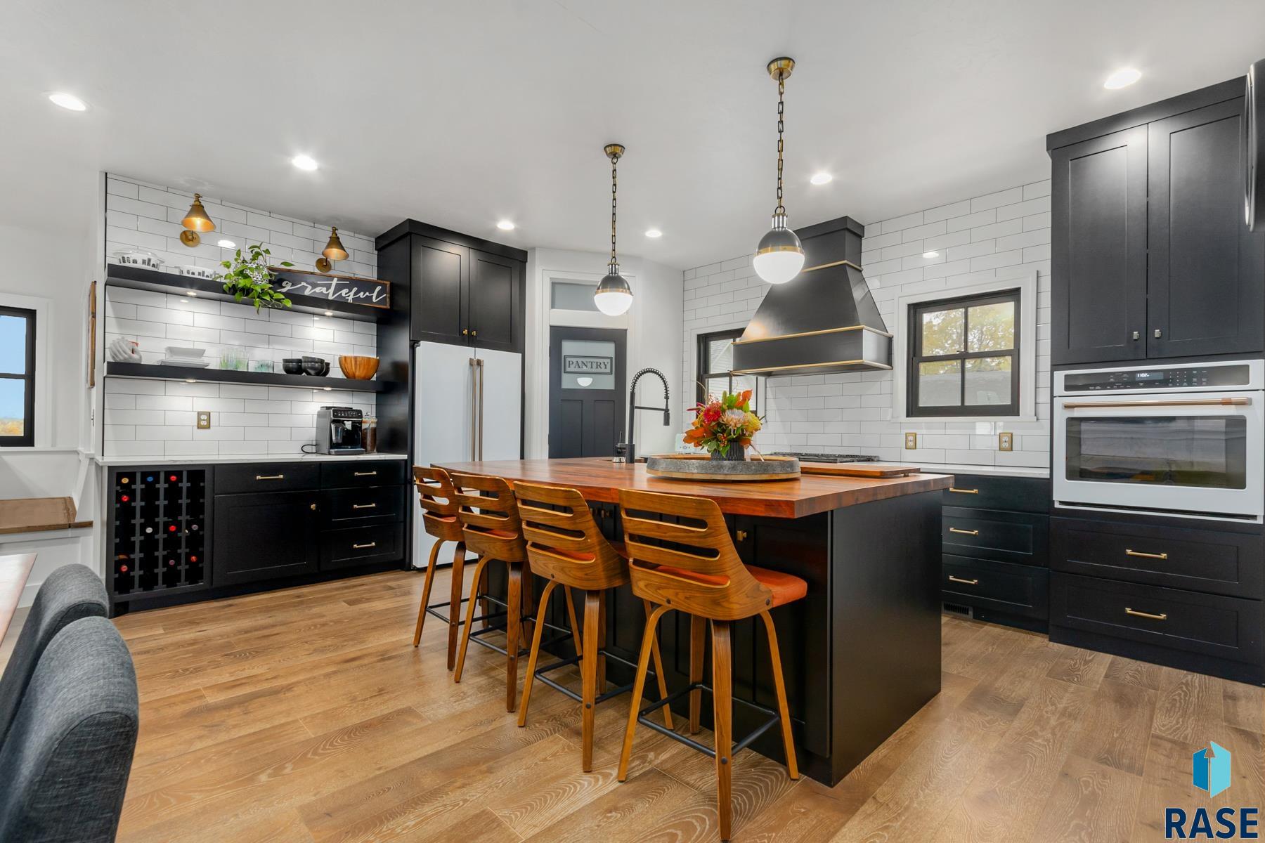 221 E 14th St