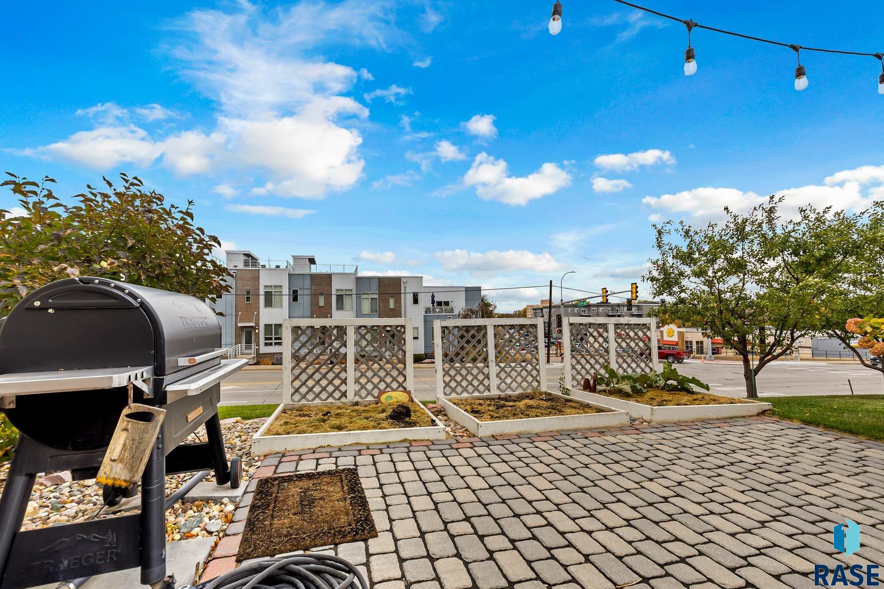 221 E 14th St