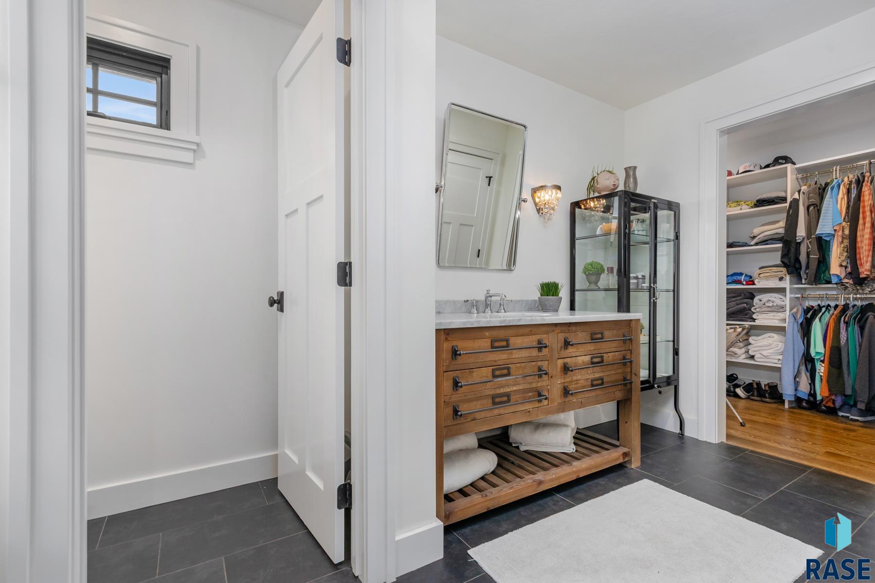 221 E 14th St