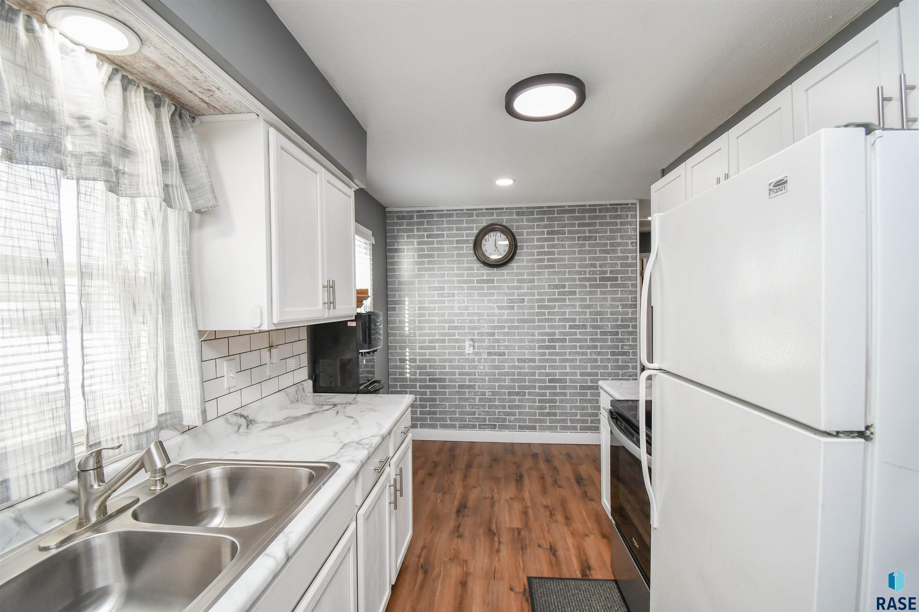 213 W 42nd St