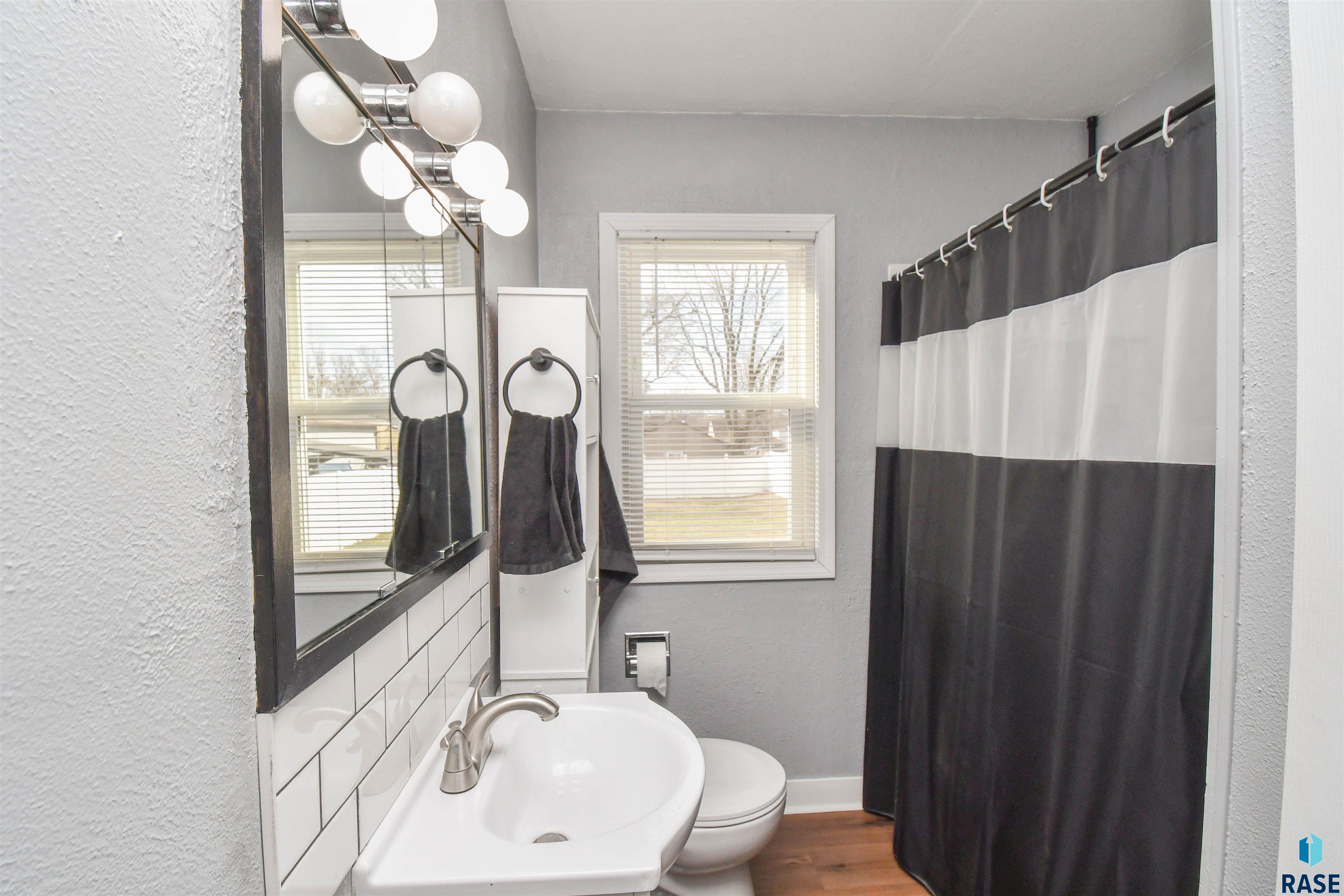 213 W 42nd St