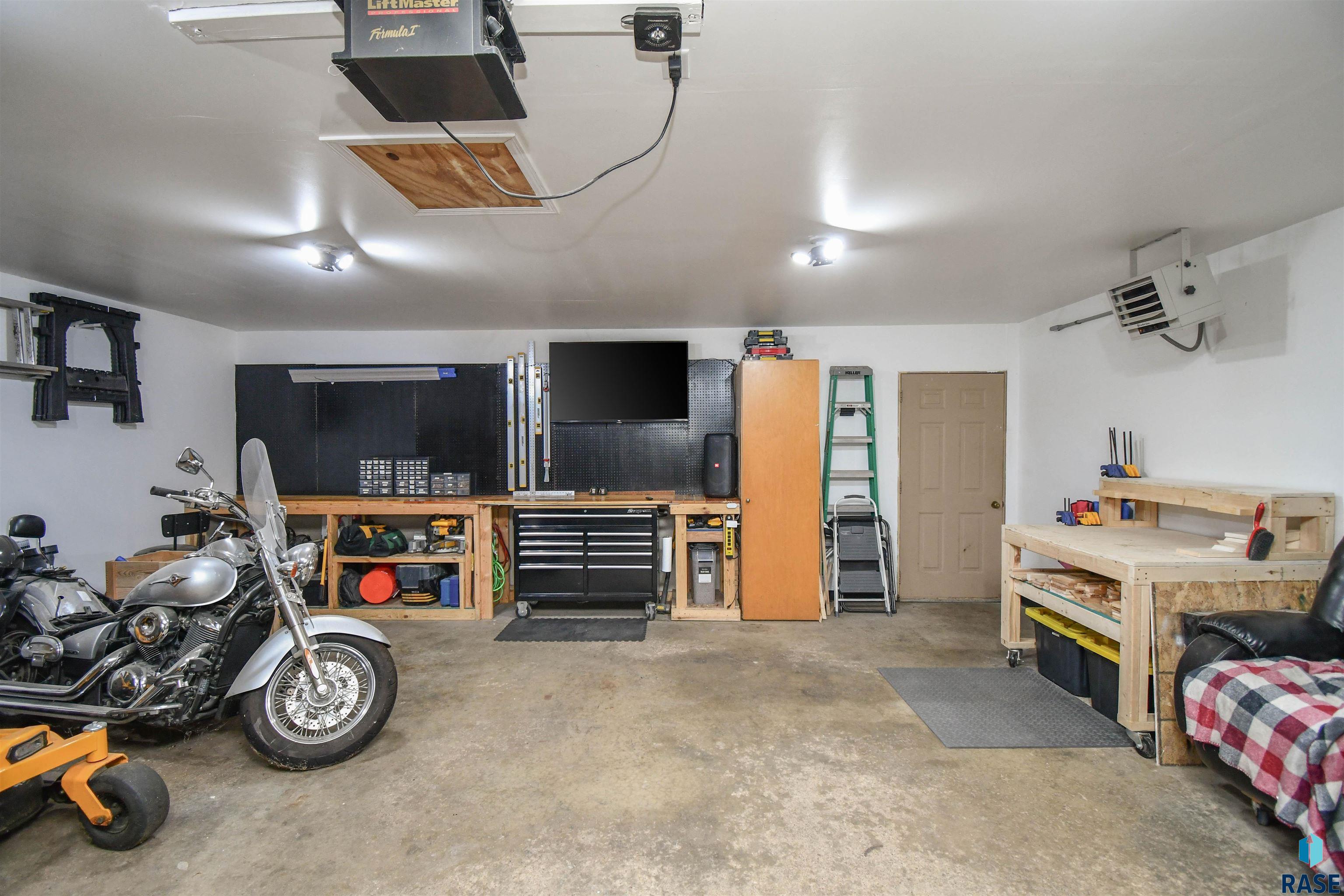 213 W 42nd St