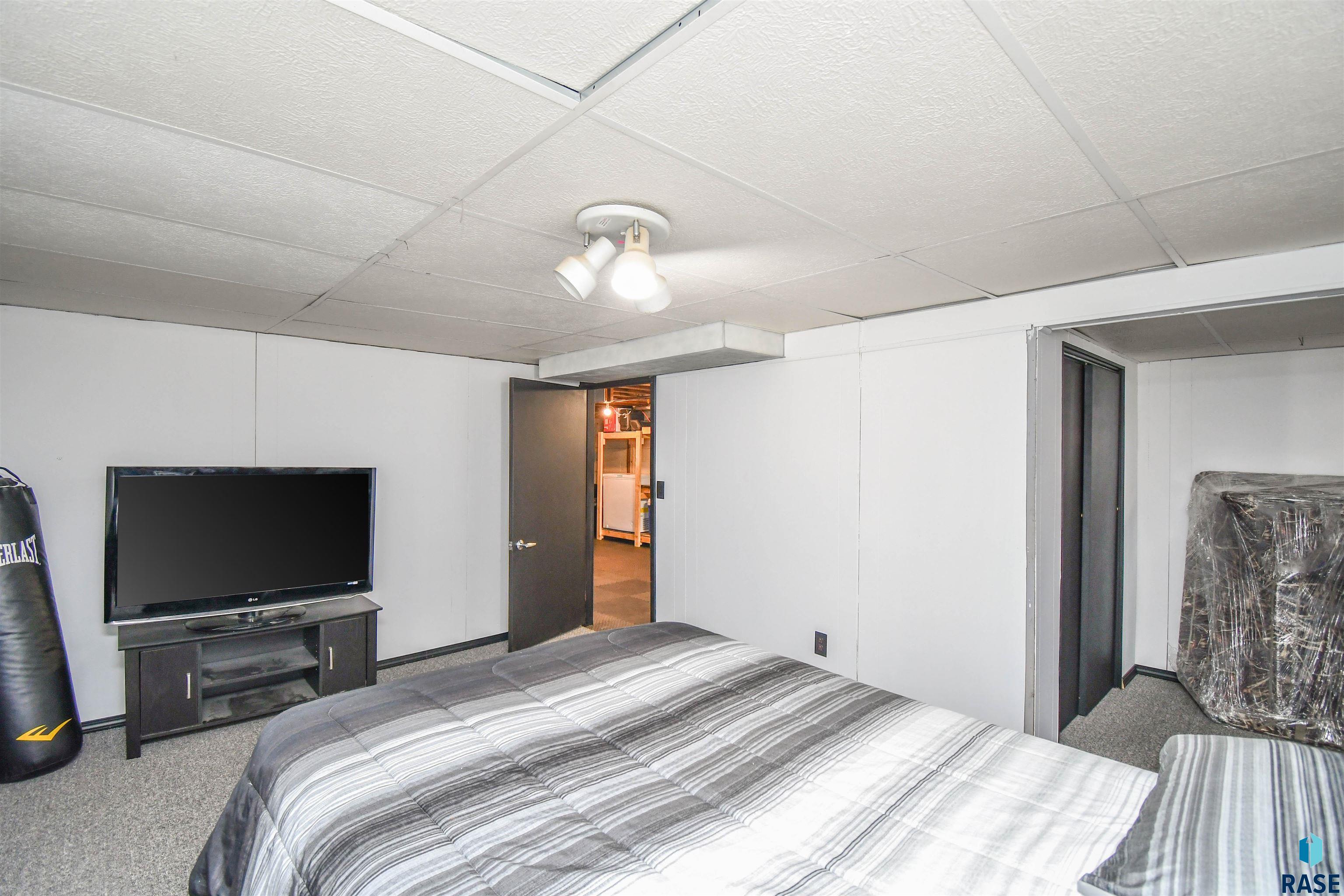213 W 42nd St