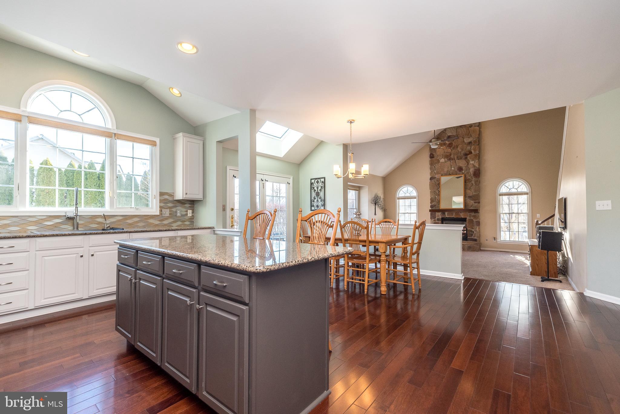 2277 Hedgerow Ln