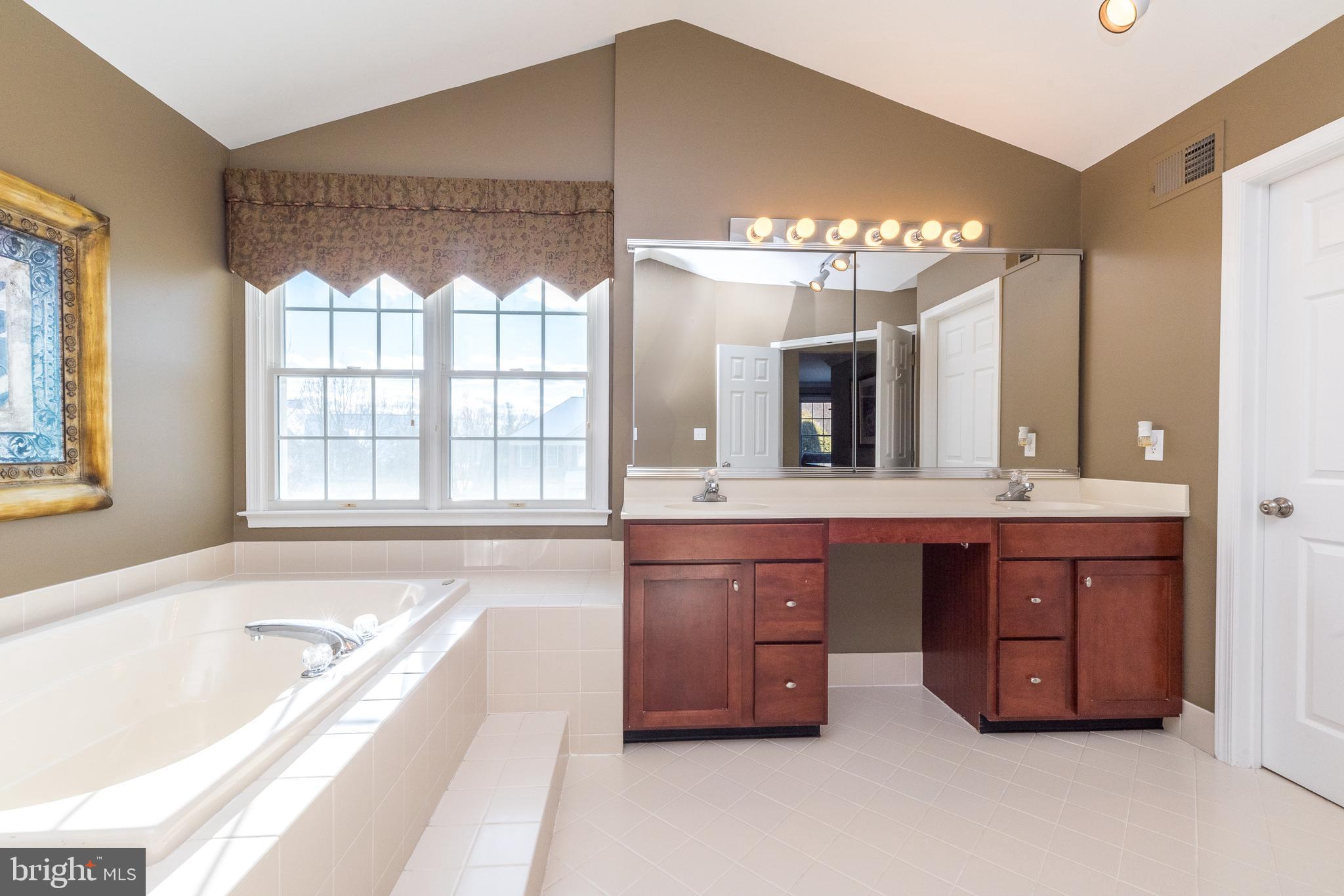 2277 Hedgerow Ln