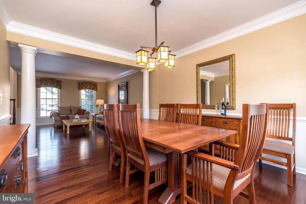 2277 Hedgerow Ln