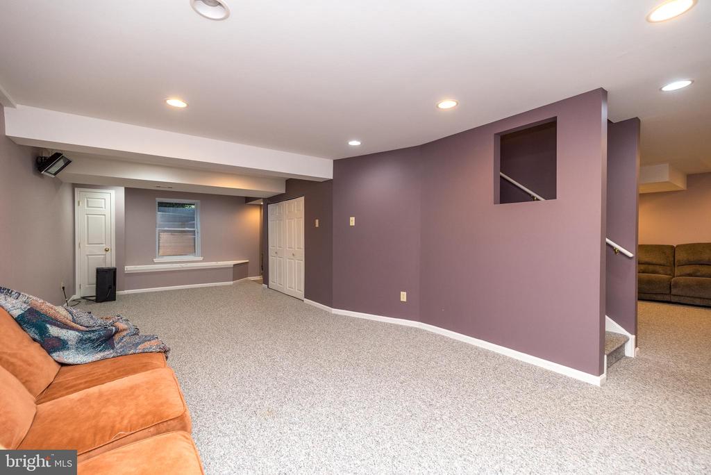 2277 Hedgerow Ln