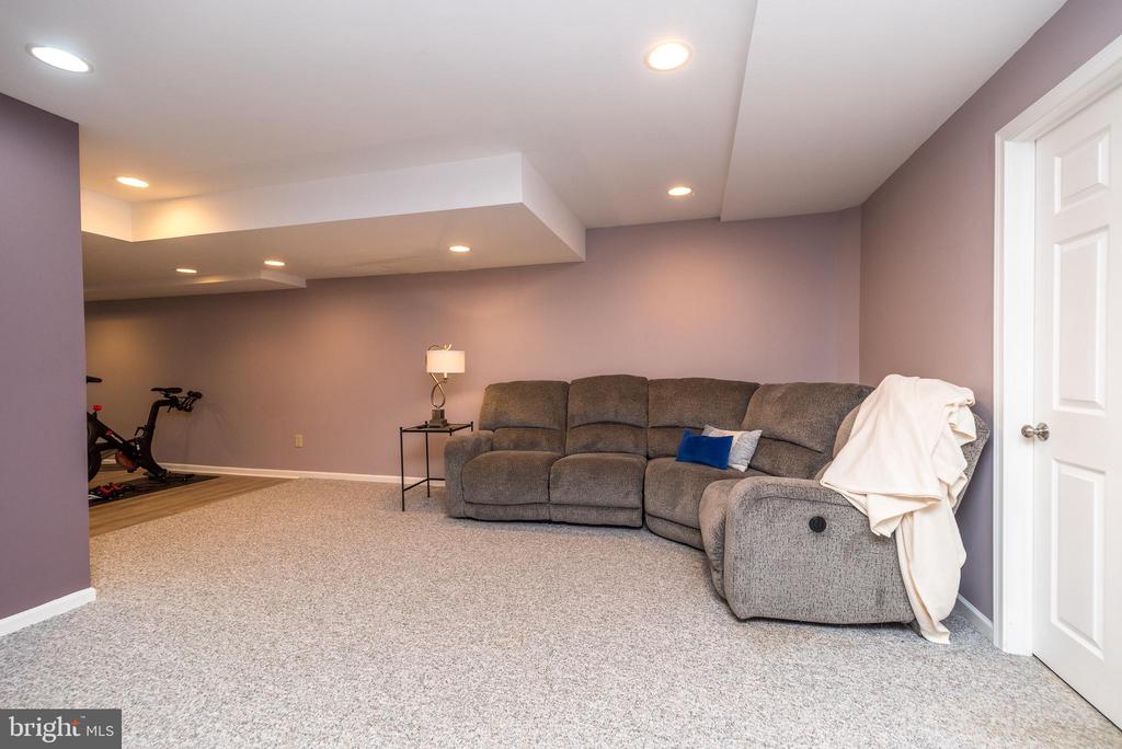 2277 Hedgerow Ln