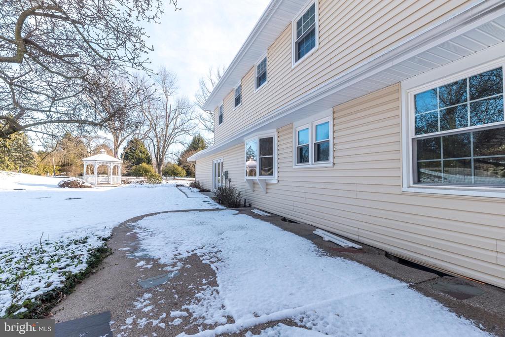 3187 April Ln
