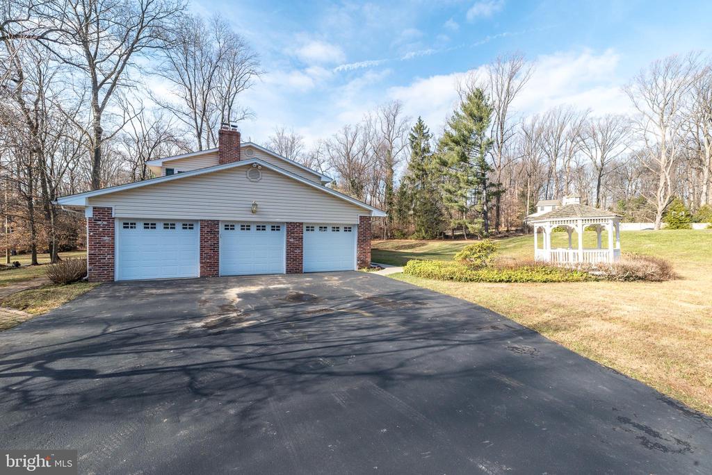 3187 April Ln