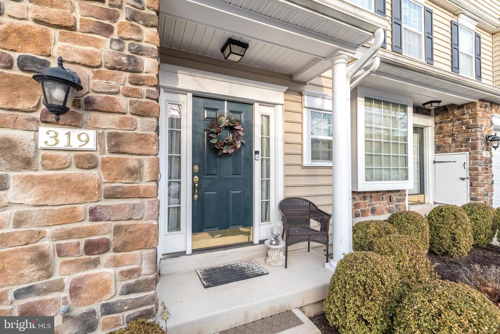 319 Oxford Ln