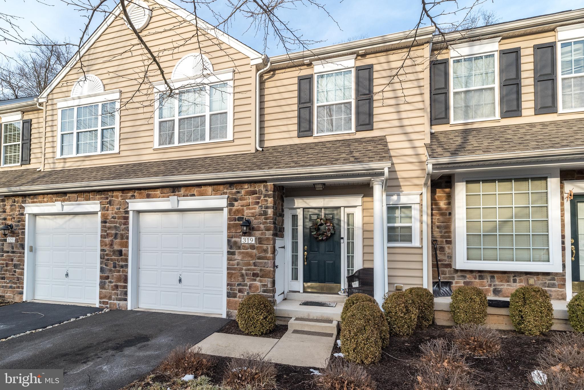 319 Oxford Ln