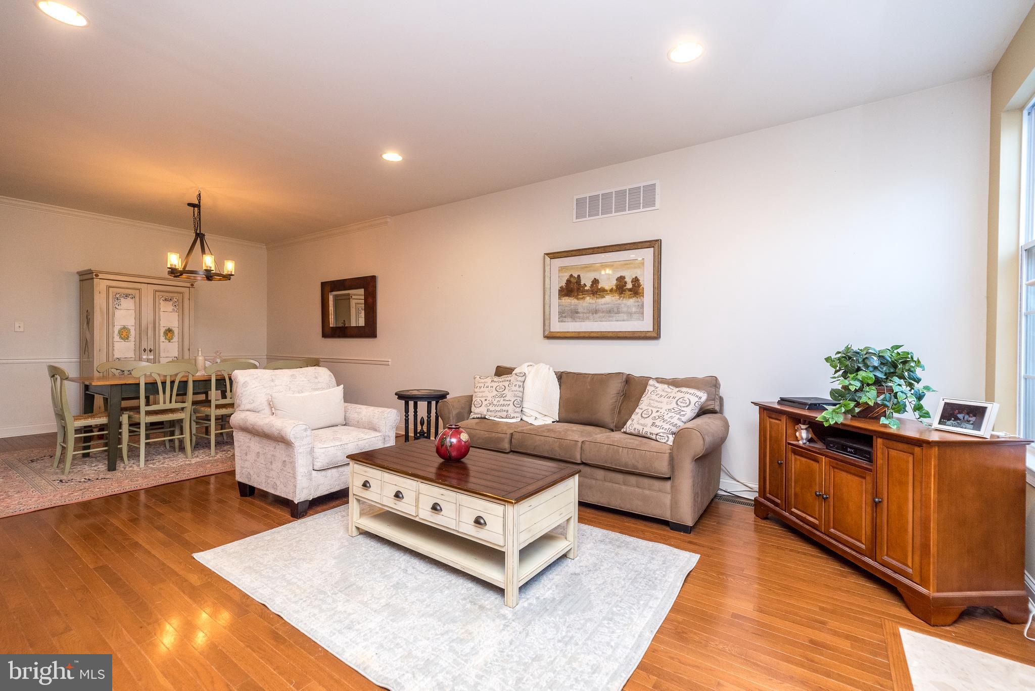 319 Oxford Ln