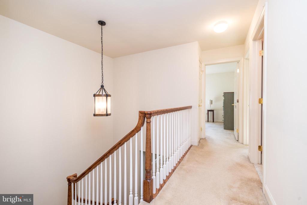 319 Oxford Ln