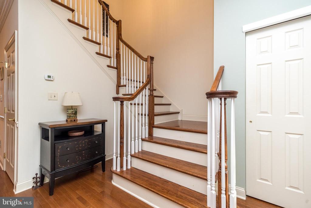 319 Oxford Ln