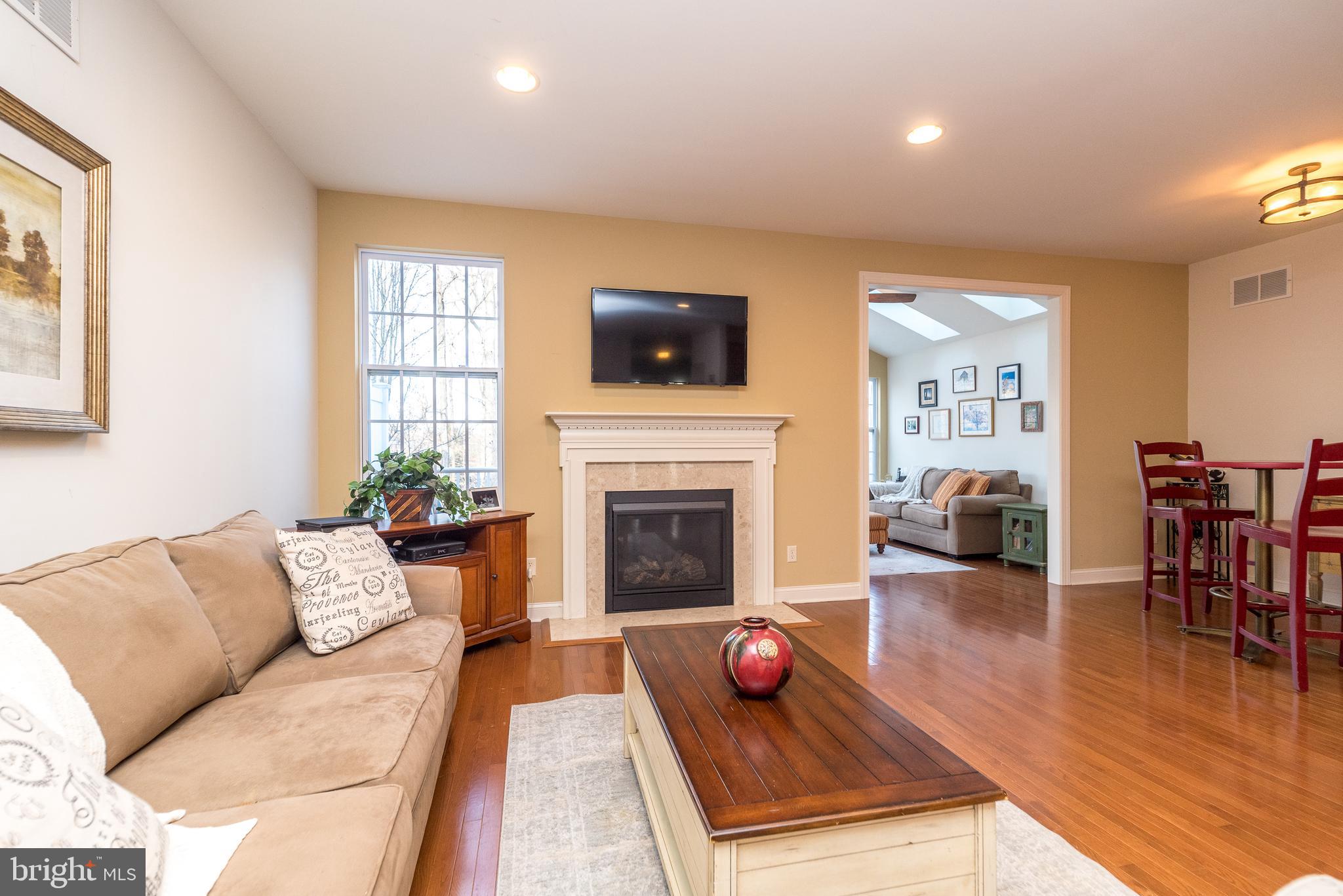 319 Oxford Ln