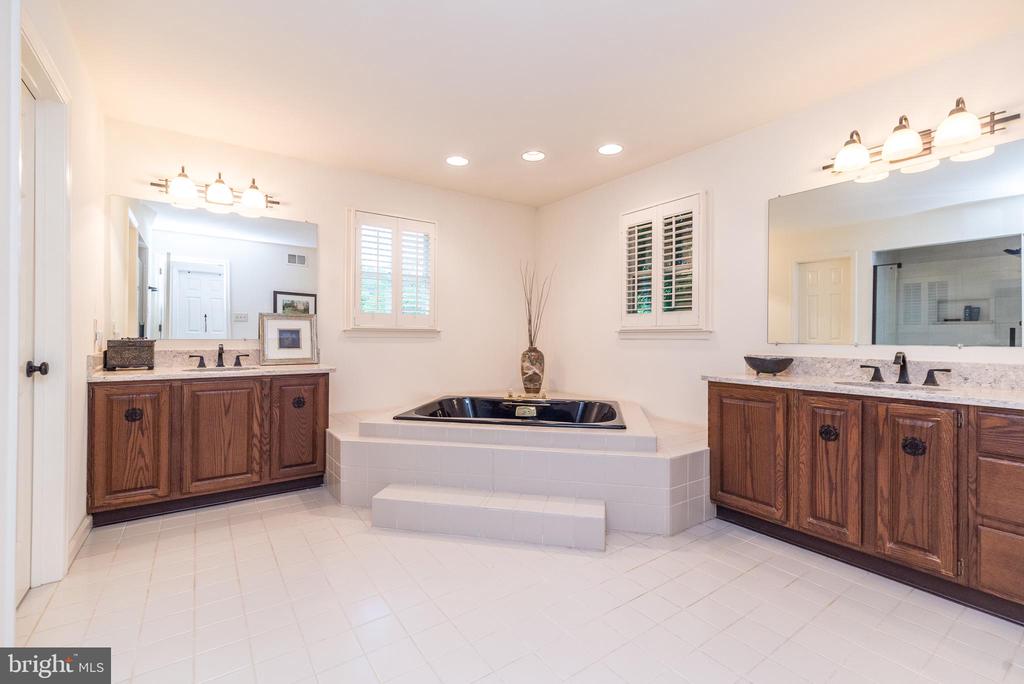 10 Paddock Dr