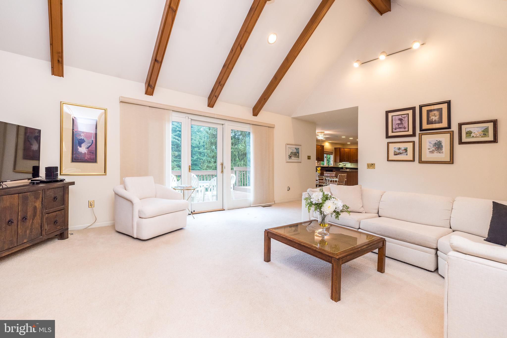 10 Paddock Dr