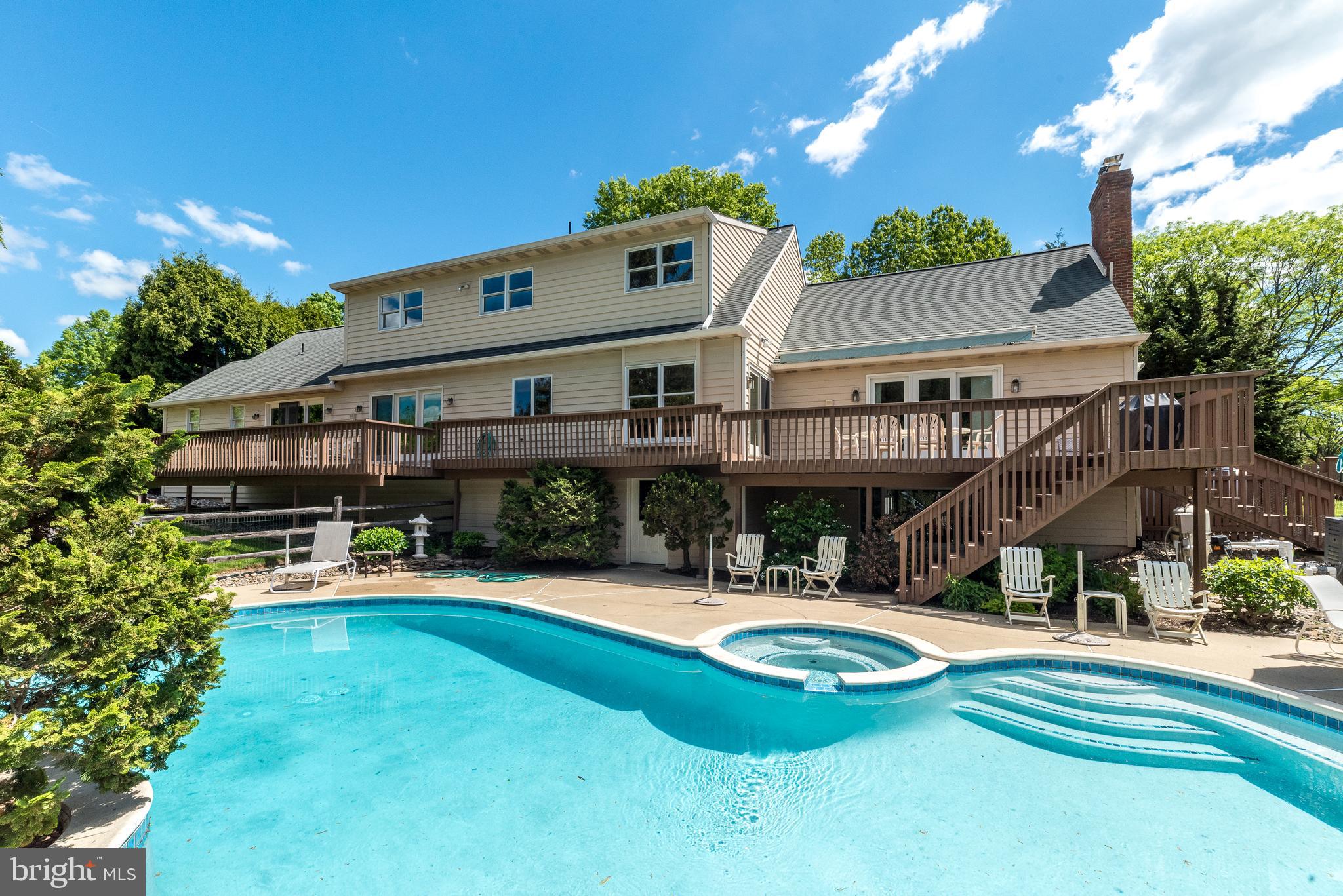 10 Paddock Dr