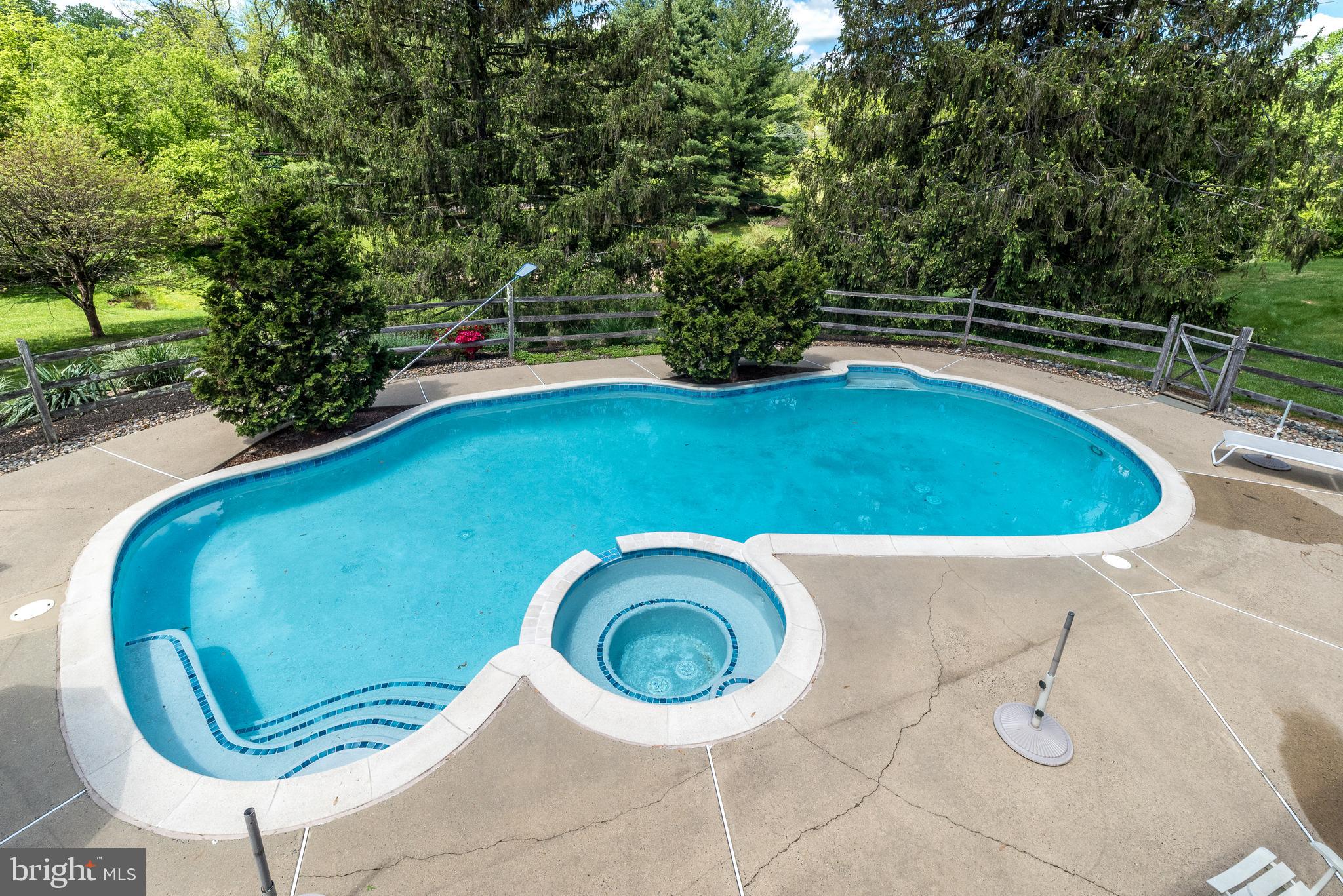 10 Paddock Dr