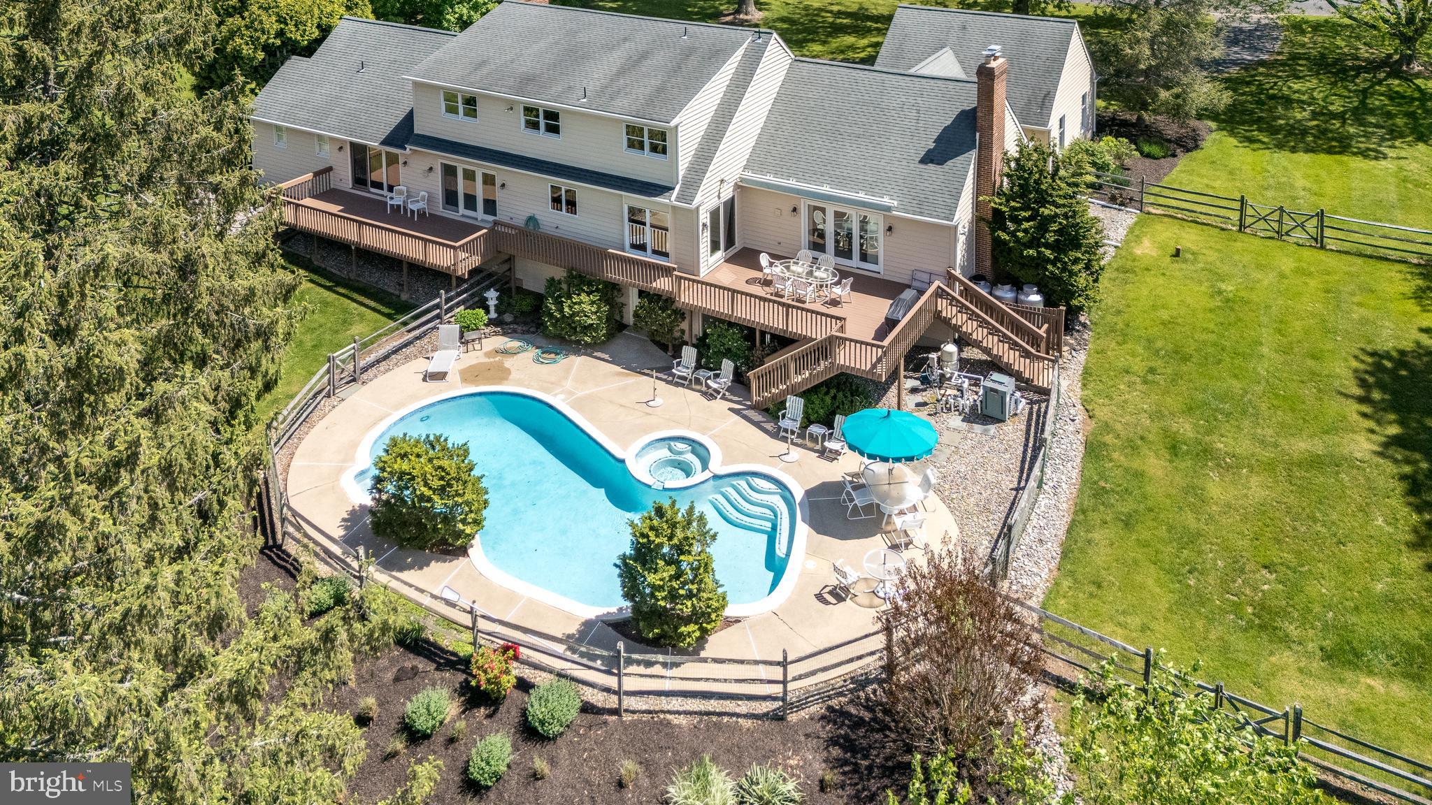 10 Paddock Dr