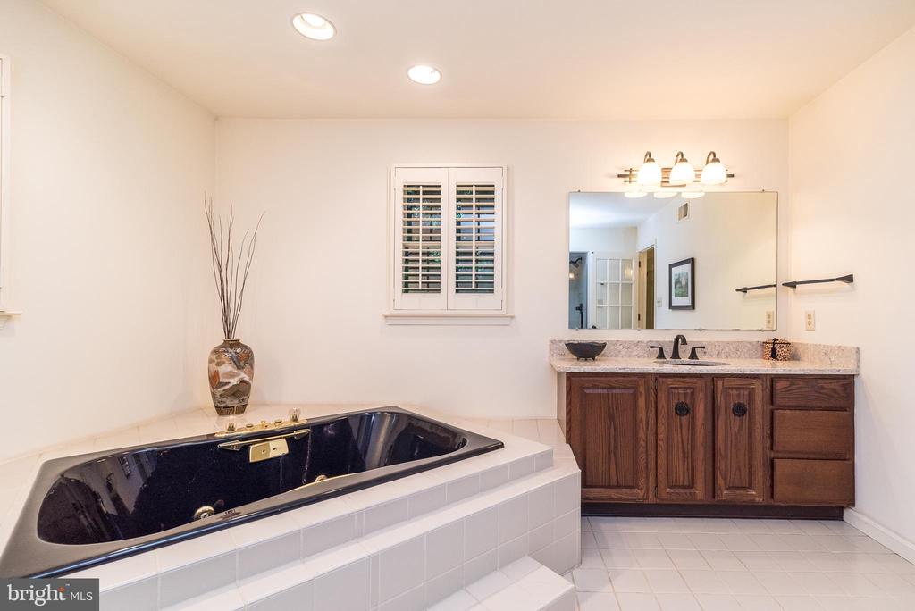 10 Paddock Dr