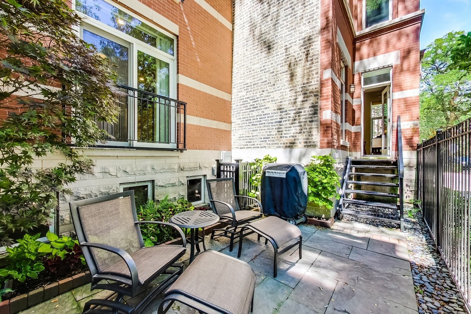 1756 N Mohawk Street Unit: 1E