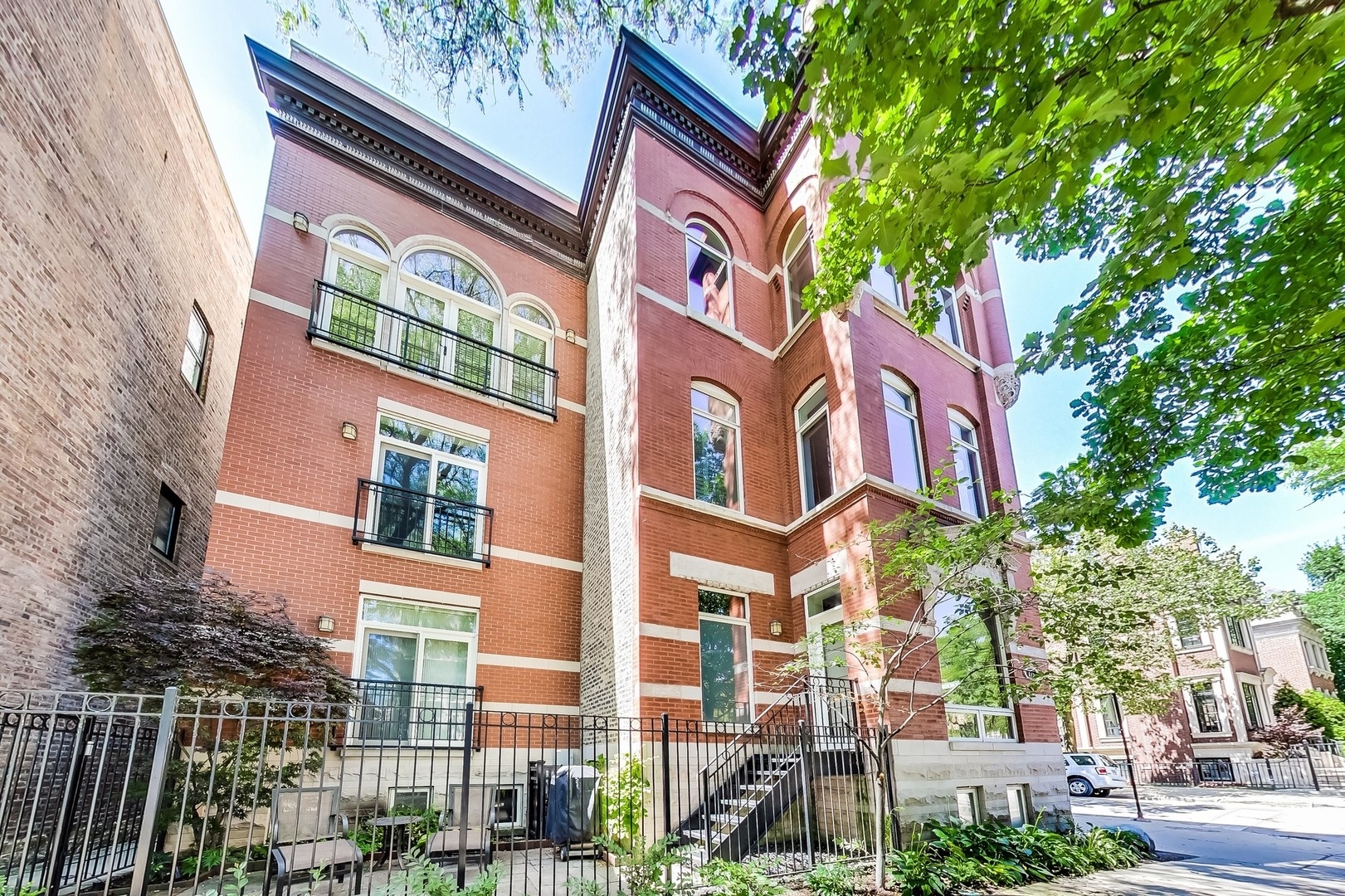 1756 N Mohawk Street Unit: 1E