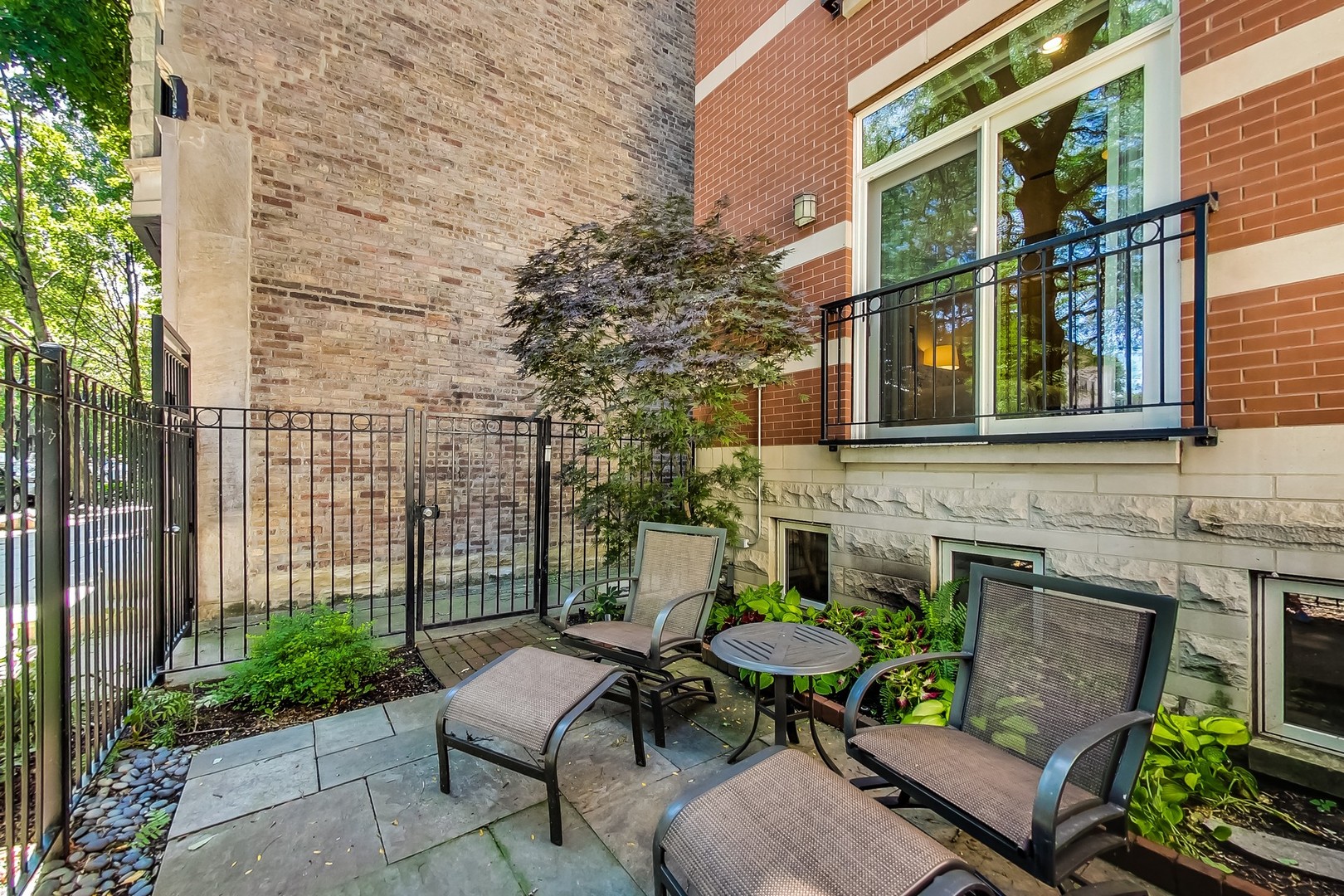 1756 N Mohawk Street Unit: 1E