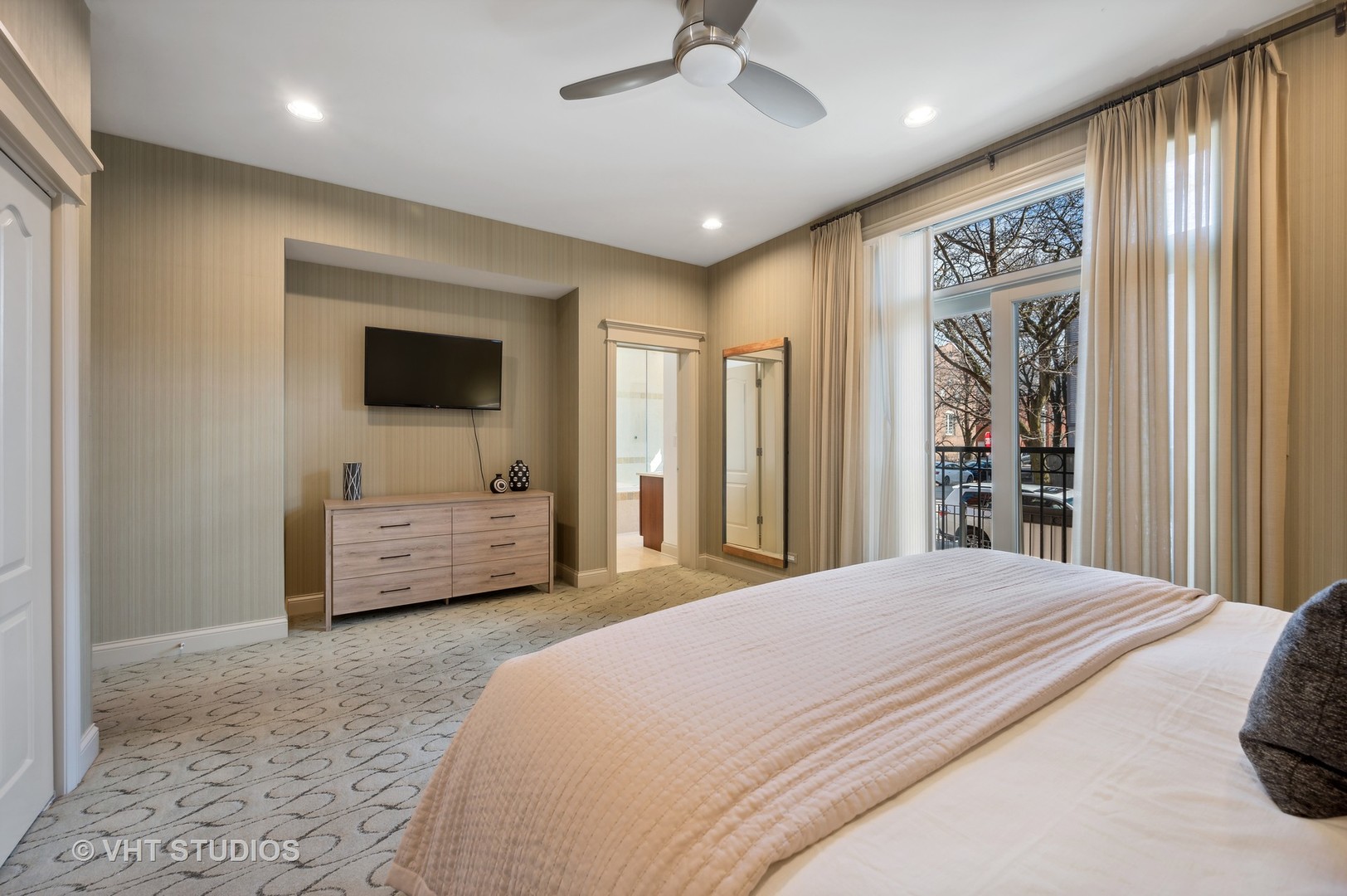 1756 N Mohawk Street Unit: 1E