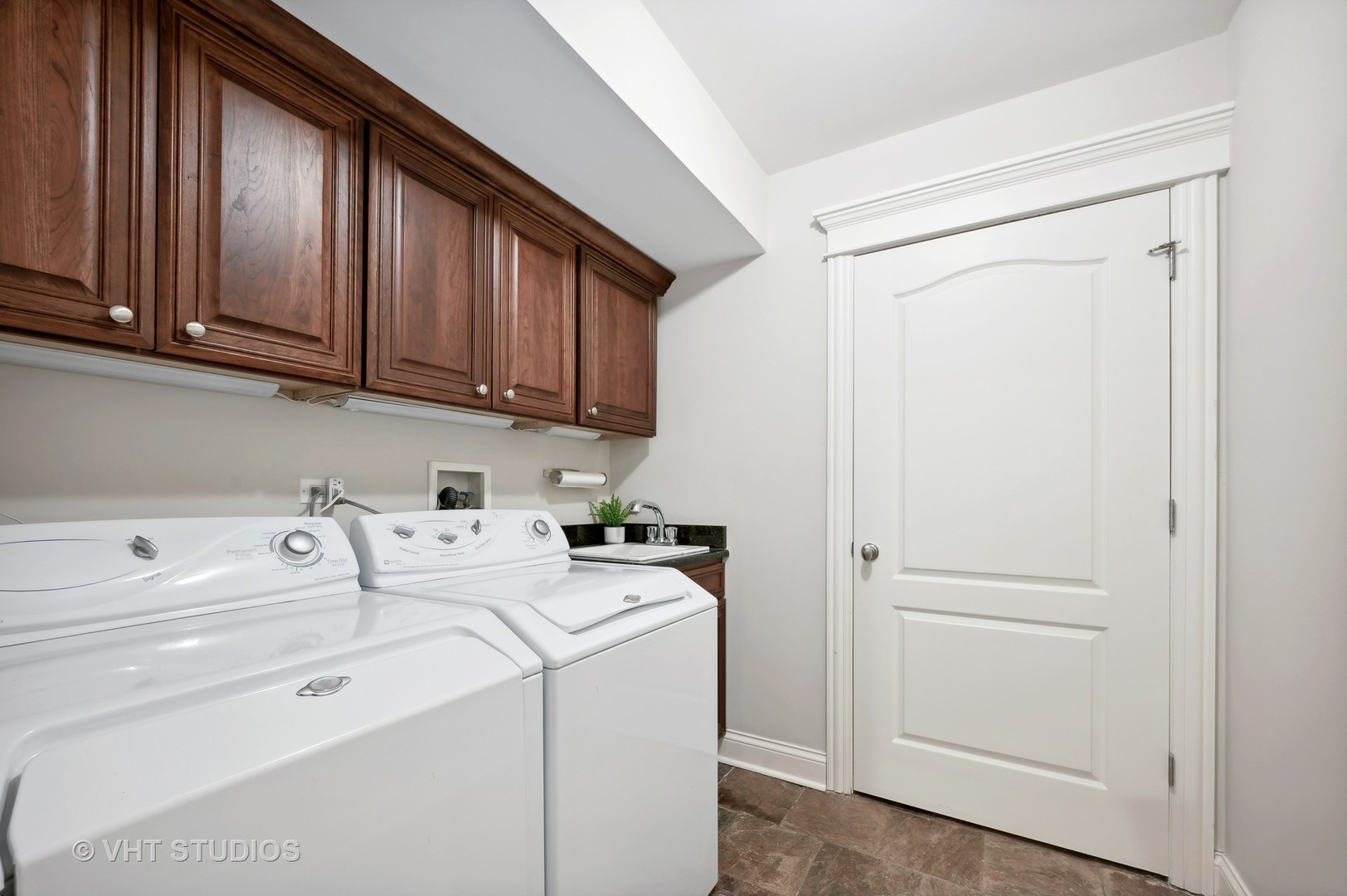 1756 N Mohawk Street Unit: 1E