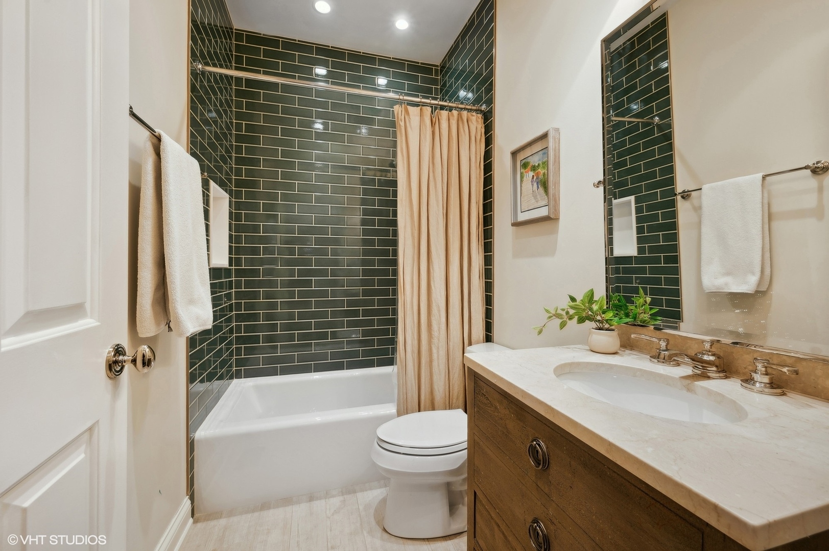 2050 N Mohawk Street Unit: 1